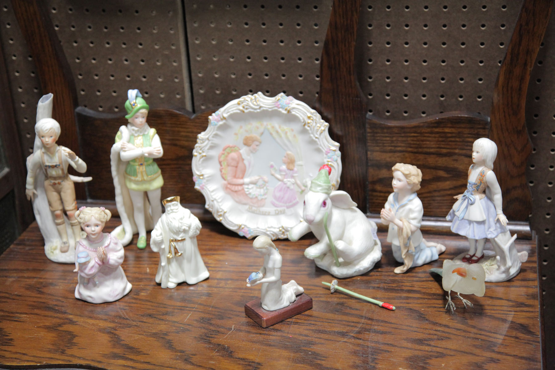 GROUP OF CYBIS FIGURES AND PLATES.
