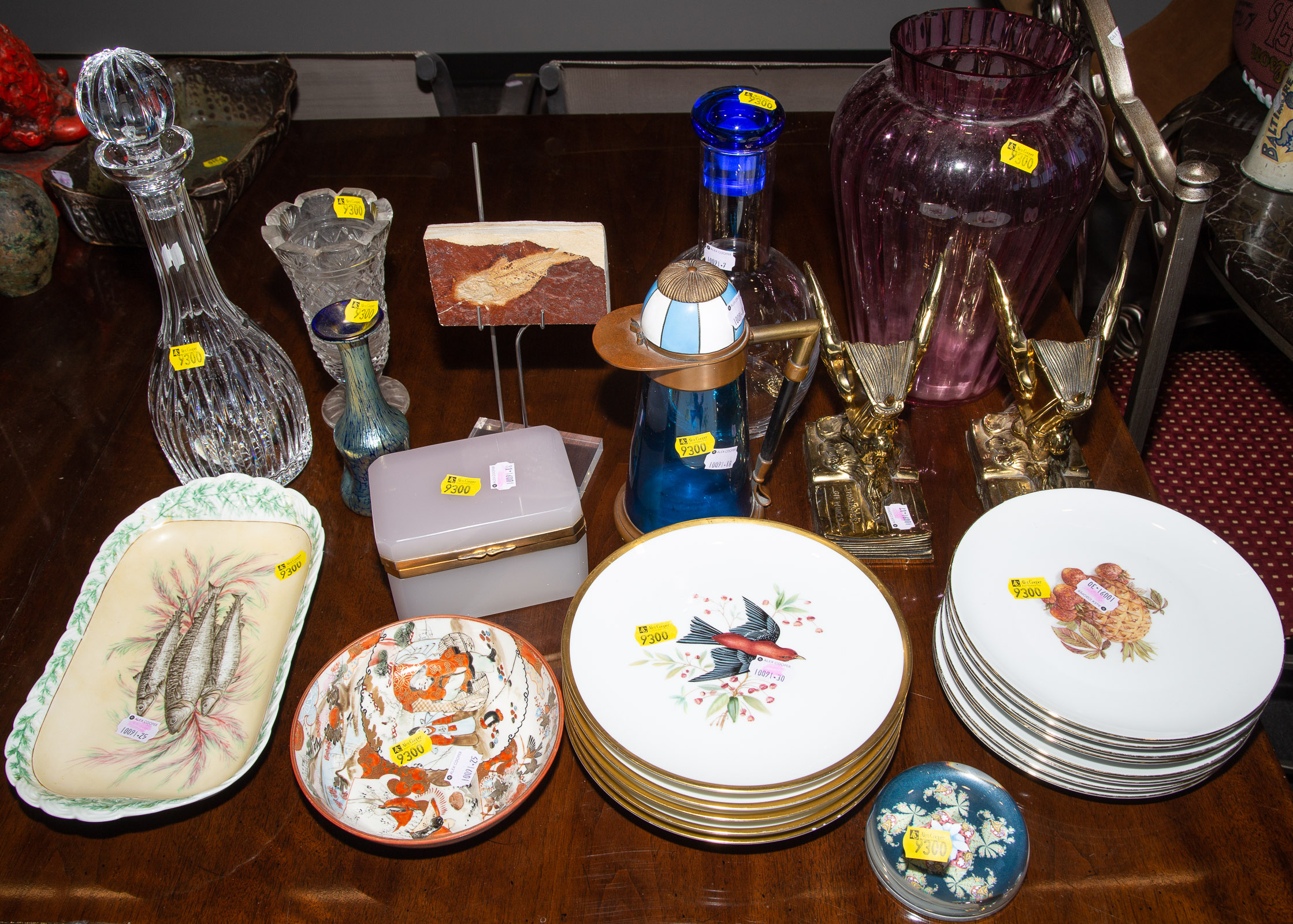 GROUP OF DECORATIVE & COLLECTIBLE