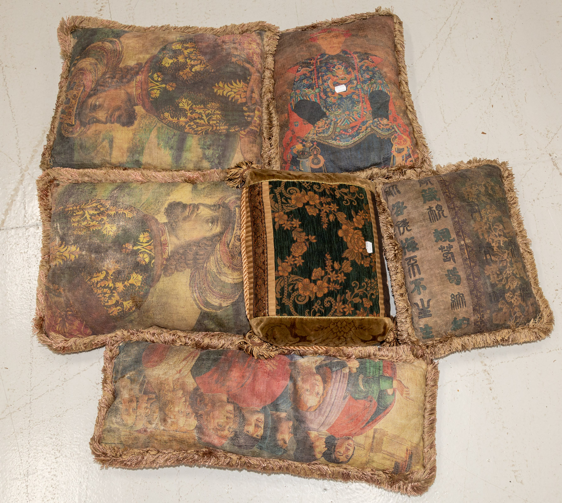 GROUP OF DECORATIVE PILLOWS .
