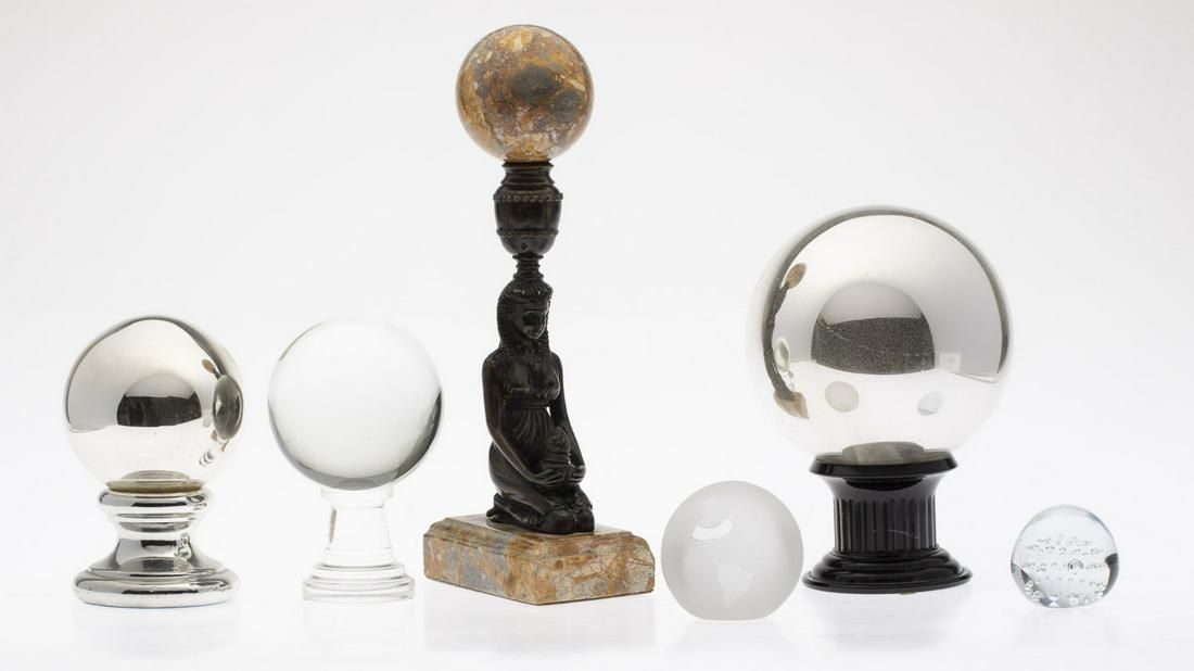 GROUP OF DECORATIVE STONE AND GLASS