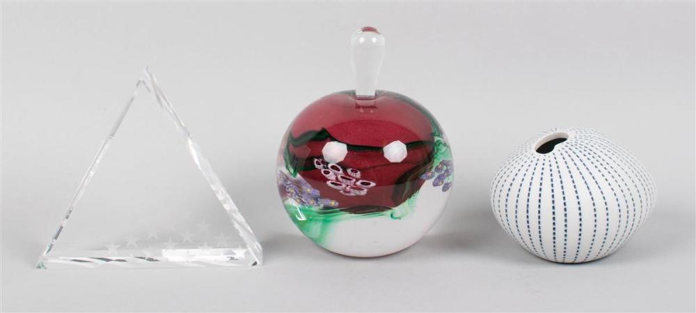 GROUP OF DECORATIVE TABLE ITEMS