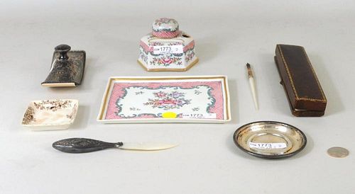 GROUP OF DESK ARTICLESGroup of desk