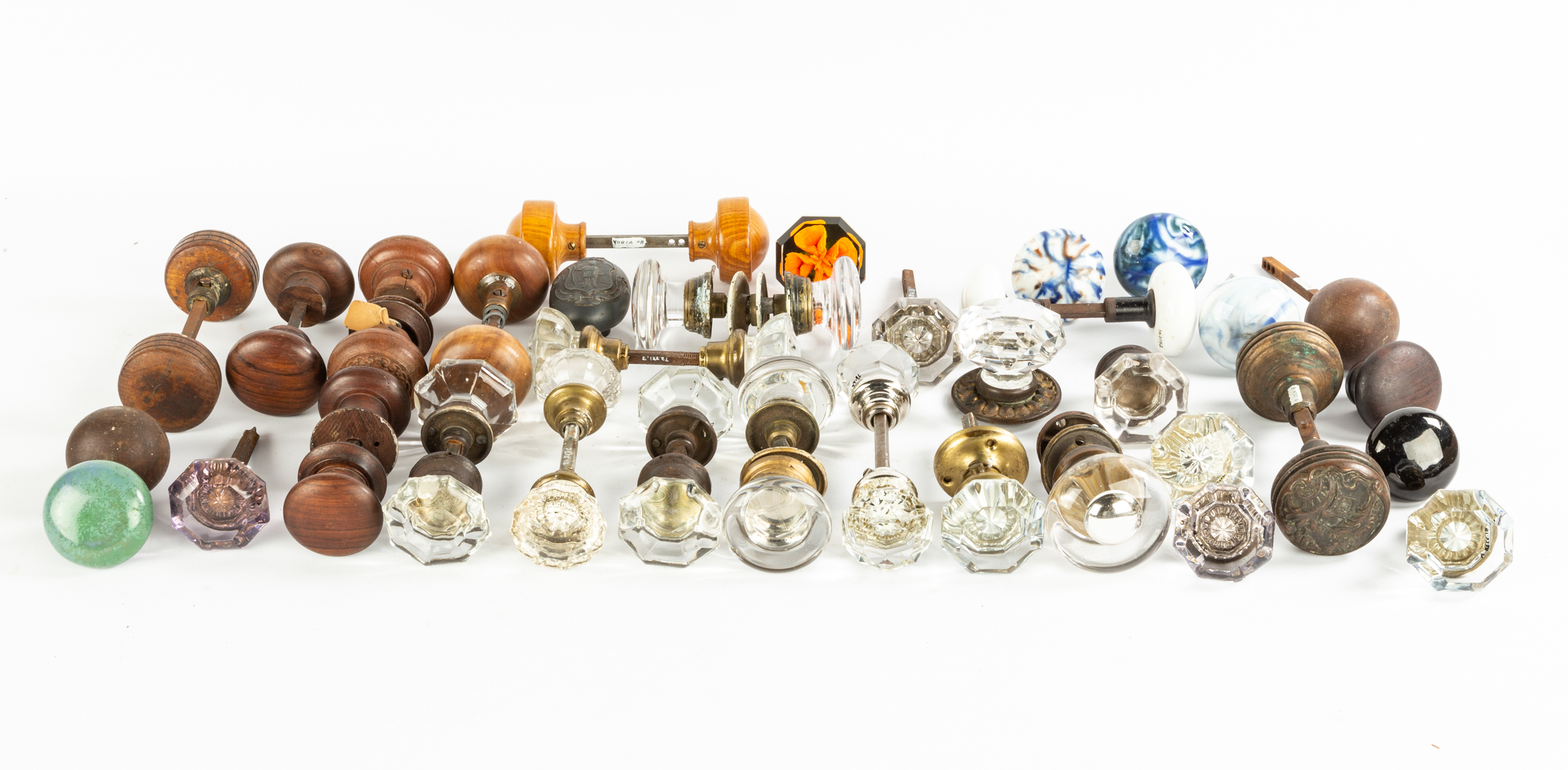 GROUP OF DOOR KNOBS & PULLS,
