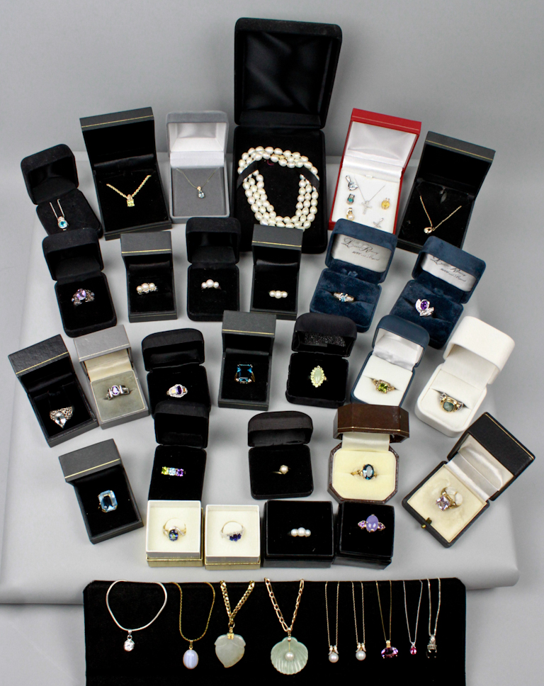 GROUP OF EIGHTEEN LADY'S RINGS