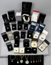 GROUP OF EIGHTEEN LADY'S RINGS
