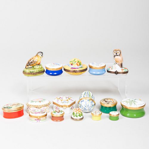 GROUP OF FIFTEEN MODERN PORCELAIN