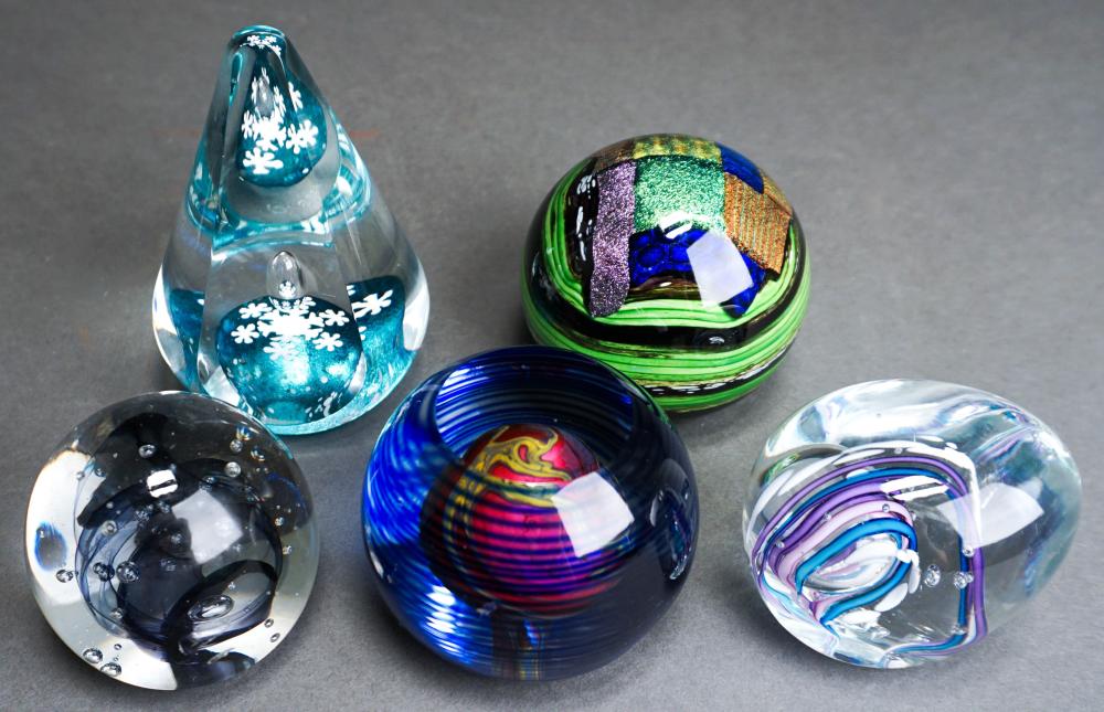 GROUP OF FIVE ASSORTED ART GLASS