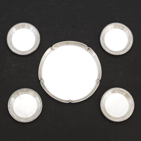 GROUP OF FIVE ASSORTED PLATES  Four