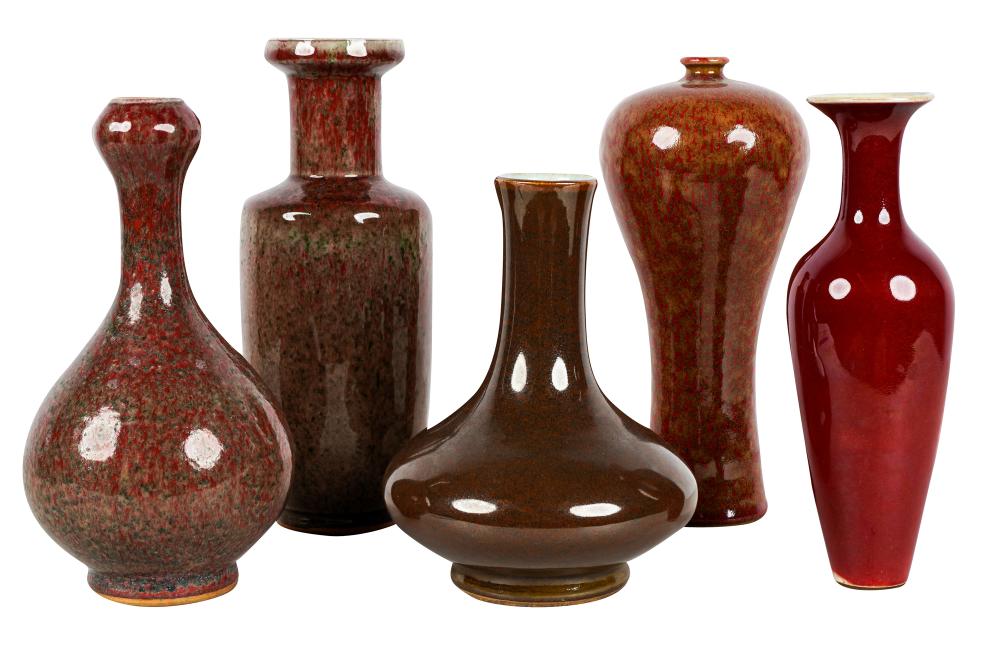 GROUP OF FIVE CHINESE PORCELAIN
