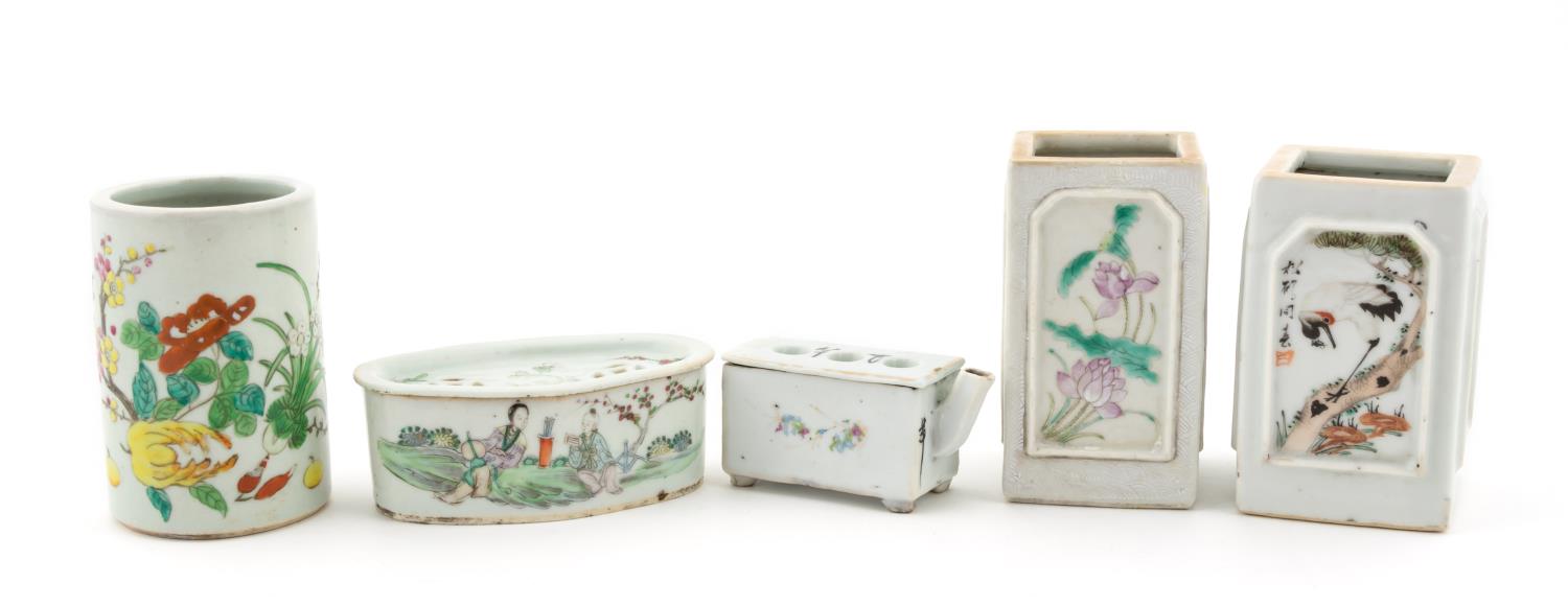 GROUP OF FIVE CHINESE PORCELAIN