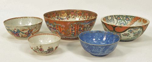 GROUP OF FIVE CHINESE PORCELAIN