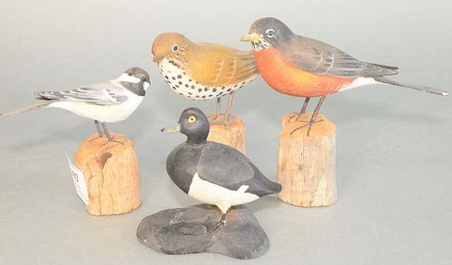 GROUP OF FOUR CARVED BIRDS ON