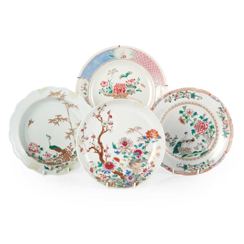 GROUP OF FOUR FAMILLE ROSE PLATES