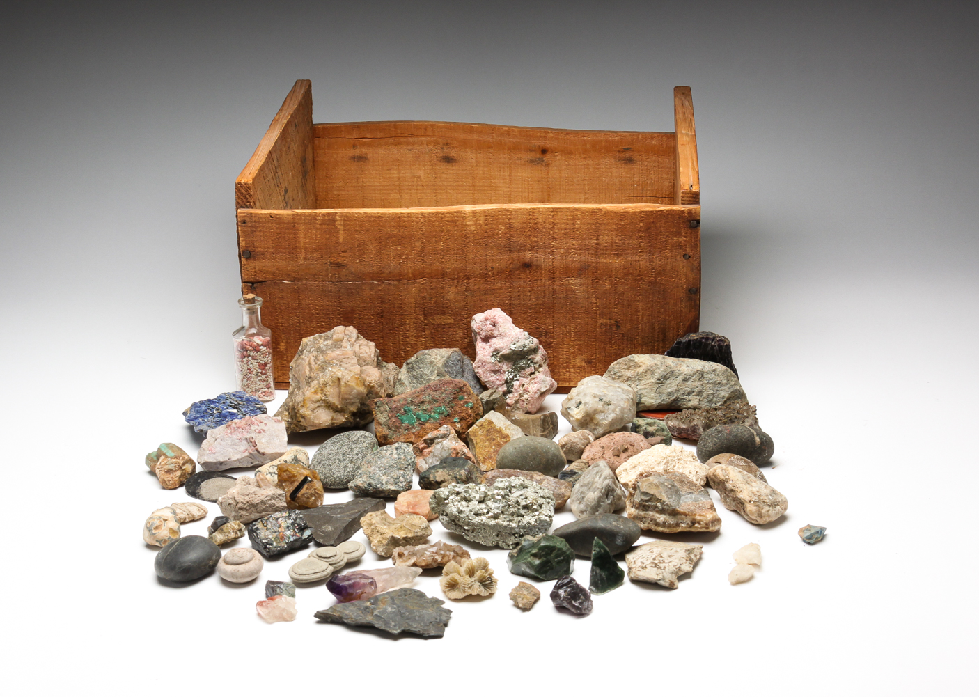 GROUP OF GEOLOGICAL SPECIMENS AND