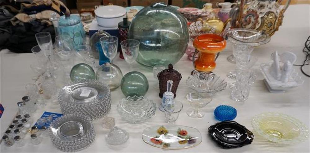 GROUP OF GLASS STEMWARE, PLATES AND