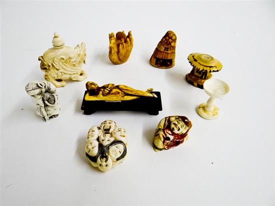 GROUP OF IVORY NETSUKES AND SNUFFS.