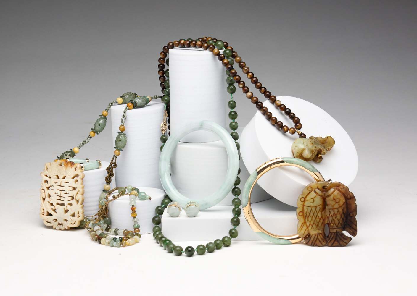 GROUP OF JADE AND ASIAN JEWELRY.