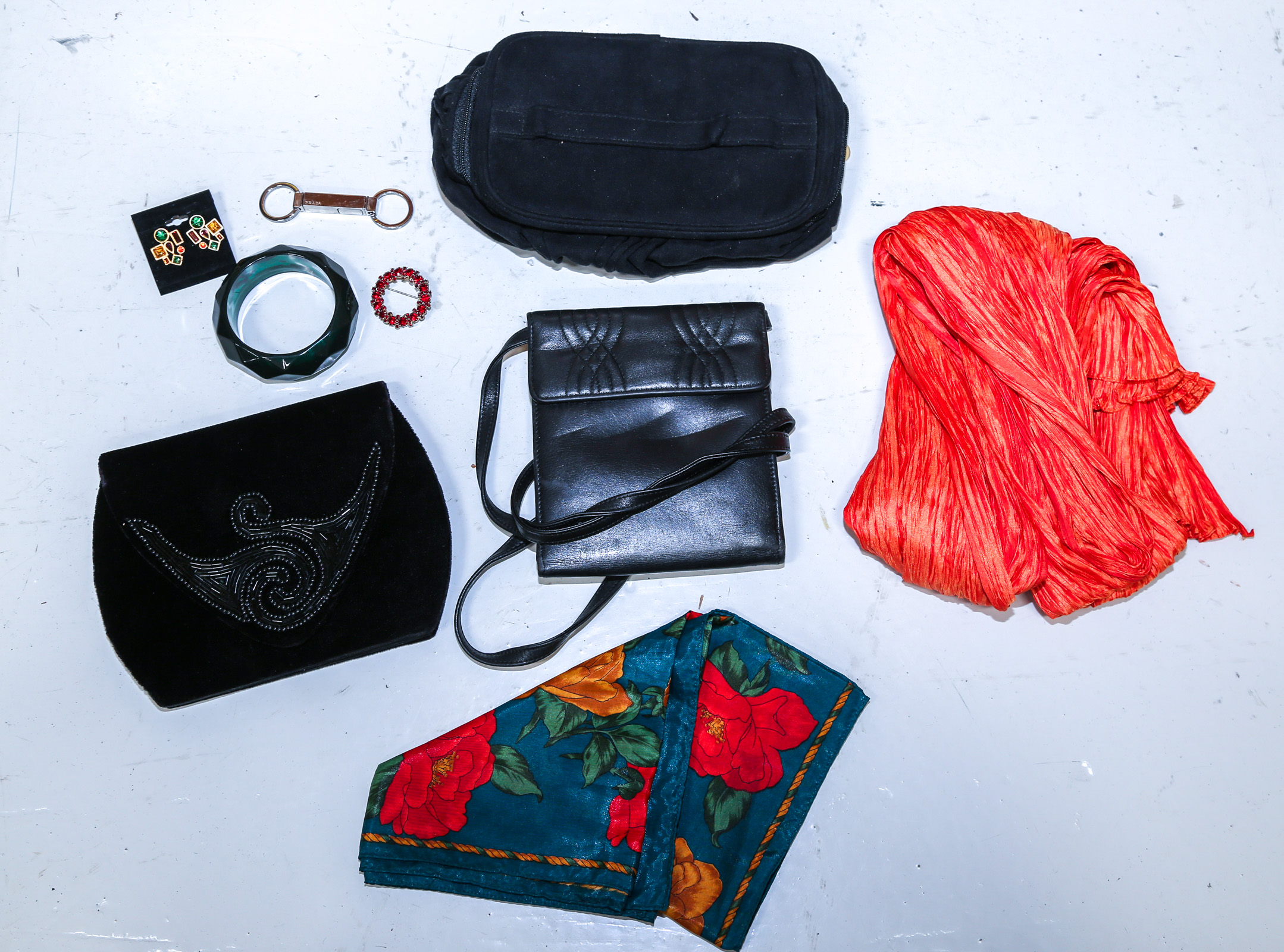 GROUP OF LADIES' HANDBAGS, JEWELRY,