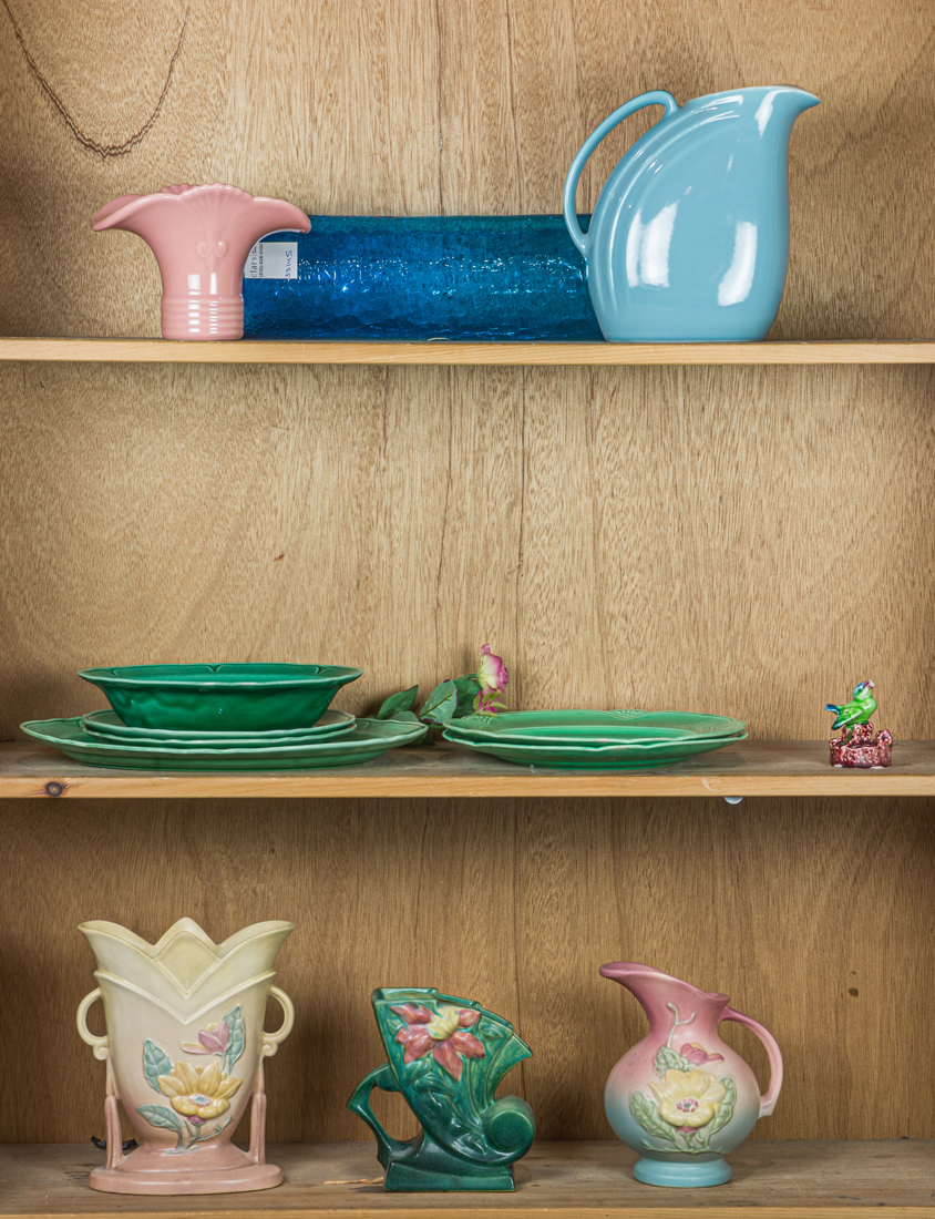 GROUP OF MAINLY AMERICAN POTTERY