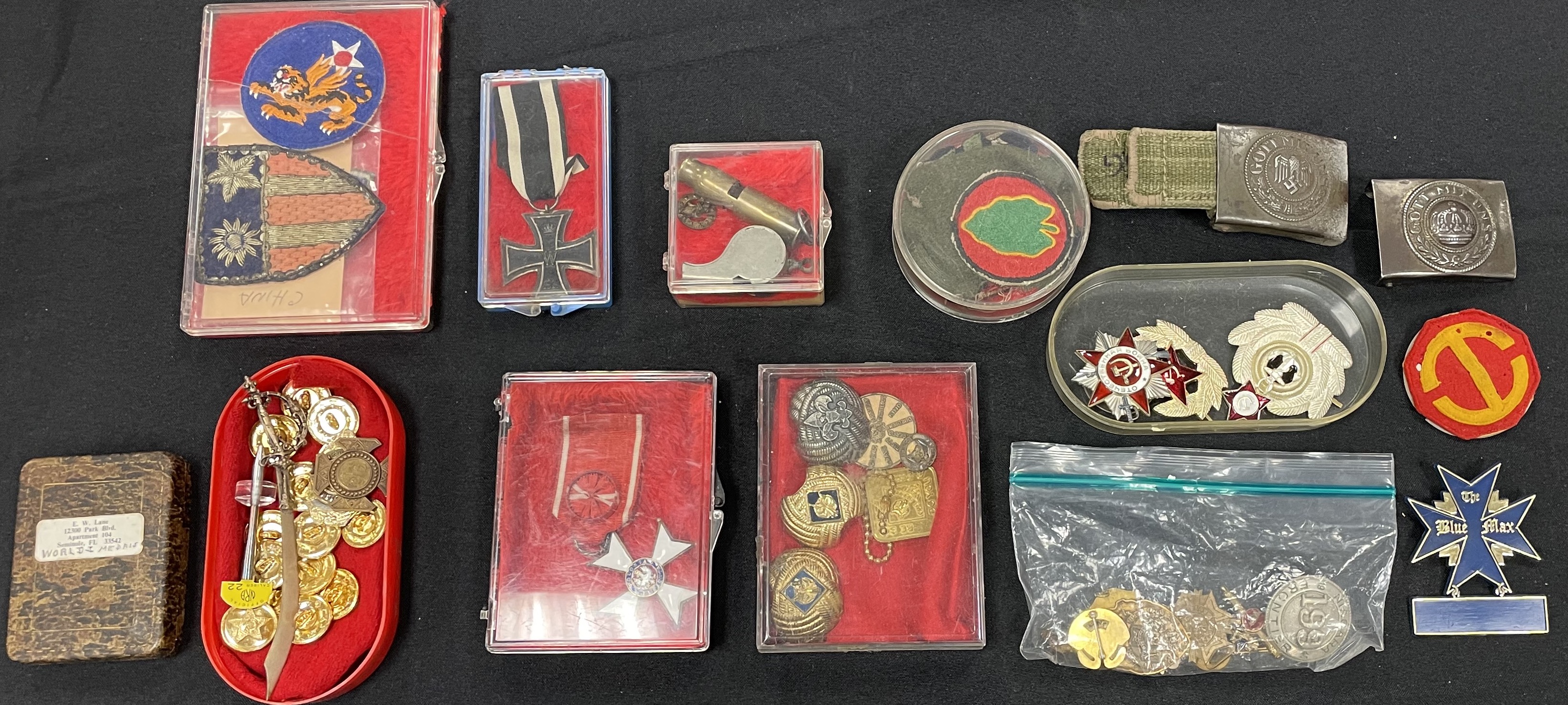 GROUP OF METALS, WWI ITEMS AND BELT