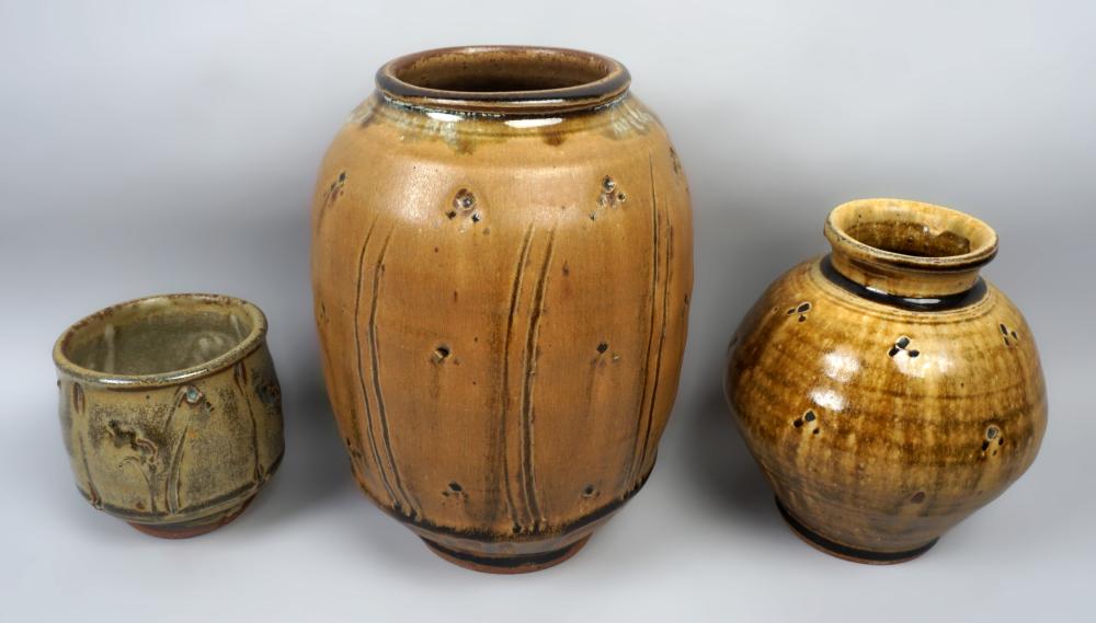 GROUP OF MIKE DODD STUDIO POTTERY