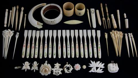 GROUP OF MINERAL SPECIMENS AND
