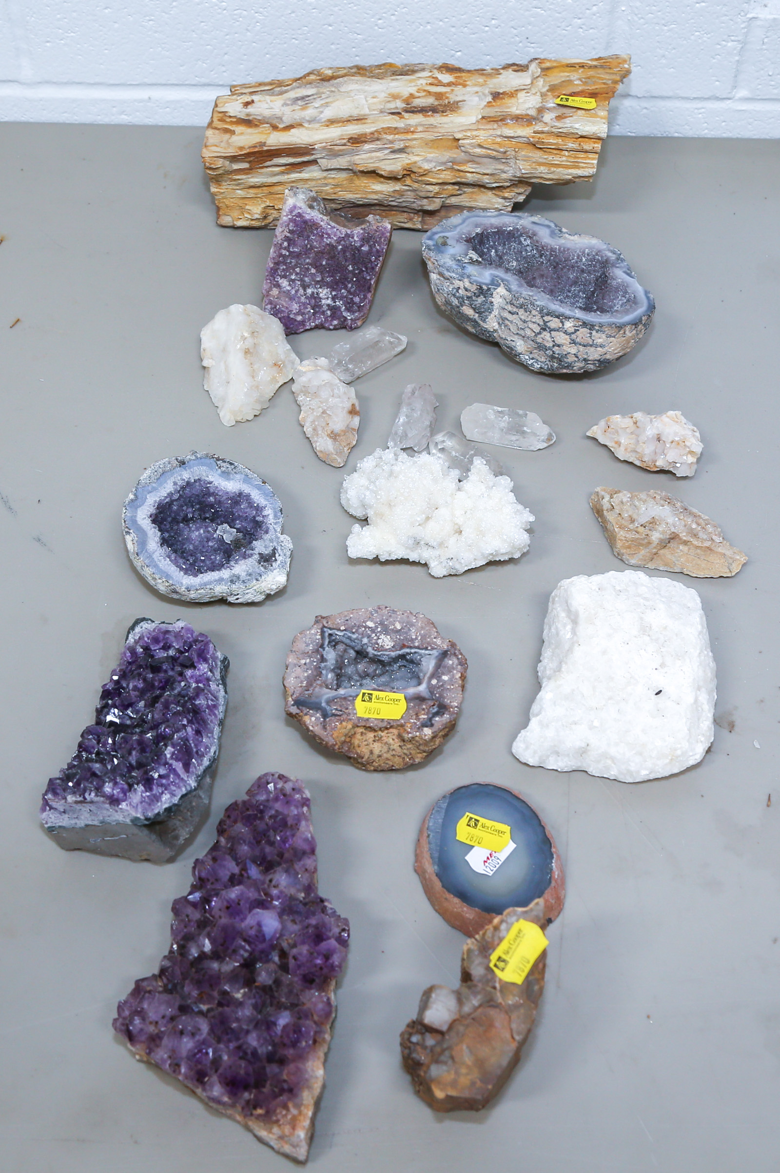 GROUP OF MINERAL SPECIMENS