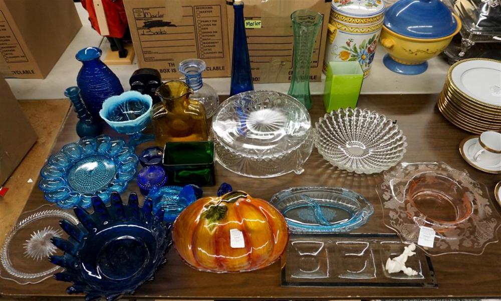 GROUP OF MOSTLY COLORED GLASS
