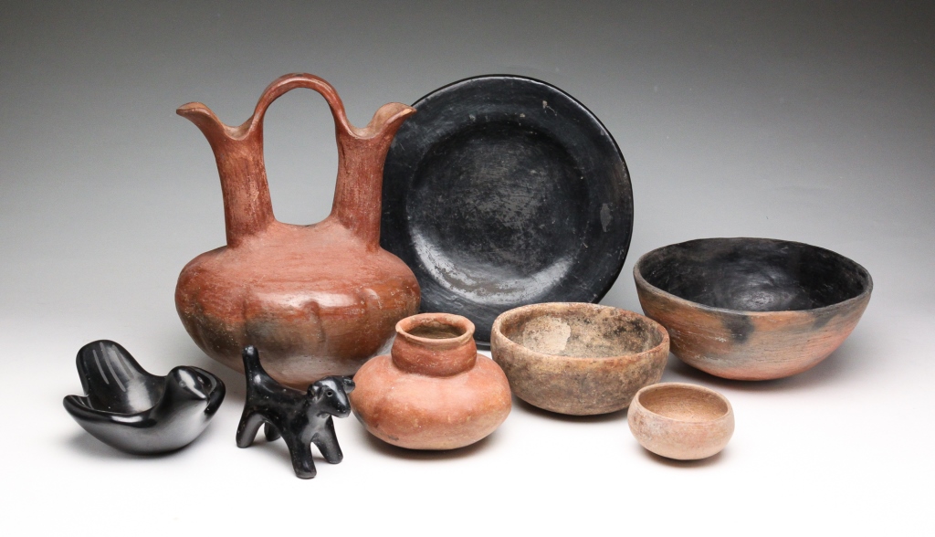 GROUP OF NATIVE AMERICAN POTTERY.