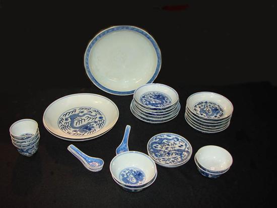 ***GROUP OF PORCELAIN DISHES. 