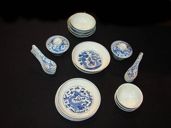 GROUP OF PORCELAIN DISHES. 