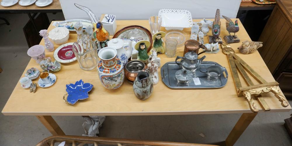GROUP OF PORCELAIN, GLASS AND