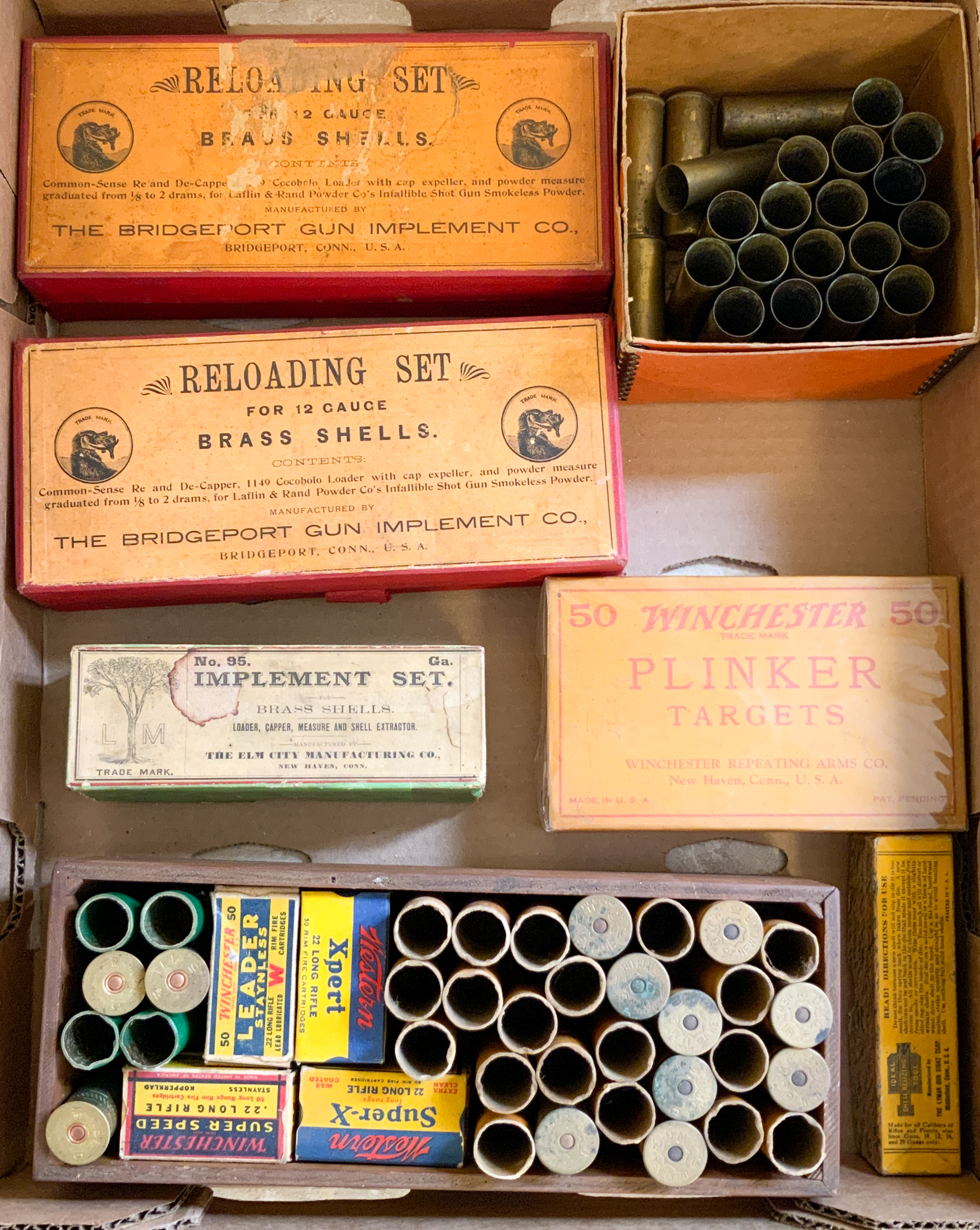 GROUP OF RELOADING SETS AND BRASS