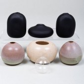 GROUP OF SEVEN POTTERY AND GLA