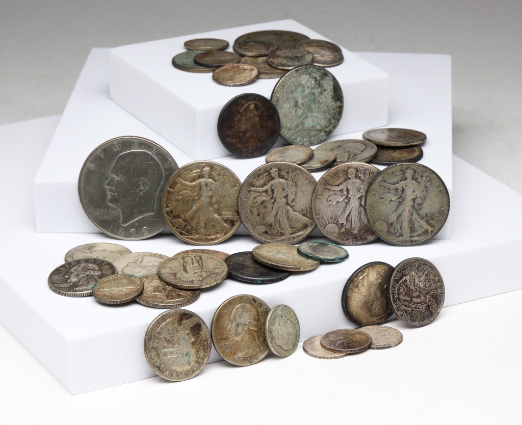GROUP OF SILVER U.S. COINS.