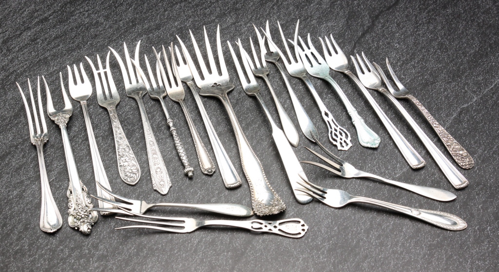 GROUP OF STERLING SILVER FORKS.