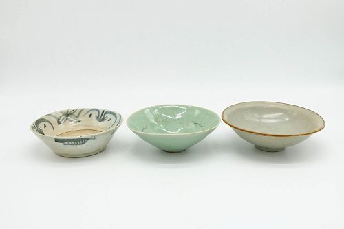 GROUP OF THREE BOWLSOn raised