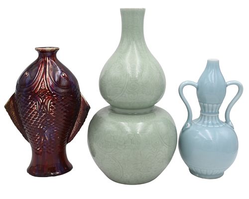 GROUP OF THREE CHINESE PORCELAIN