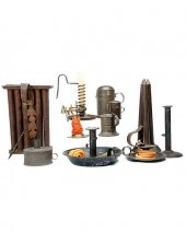 GROUP OF TIN AND BRASS LIGHTIN