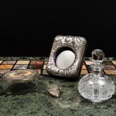 GROUP OF TOILETTE ARTICLESComp