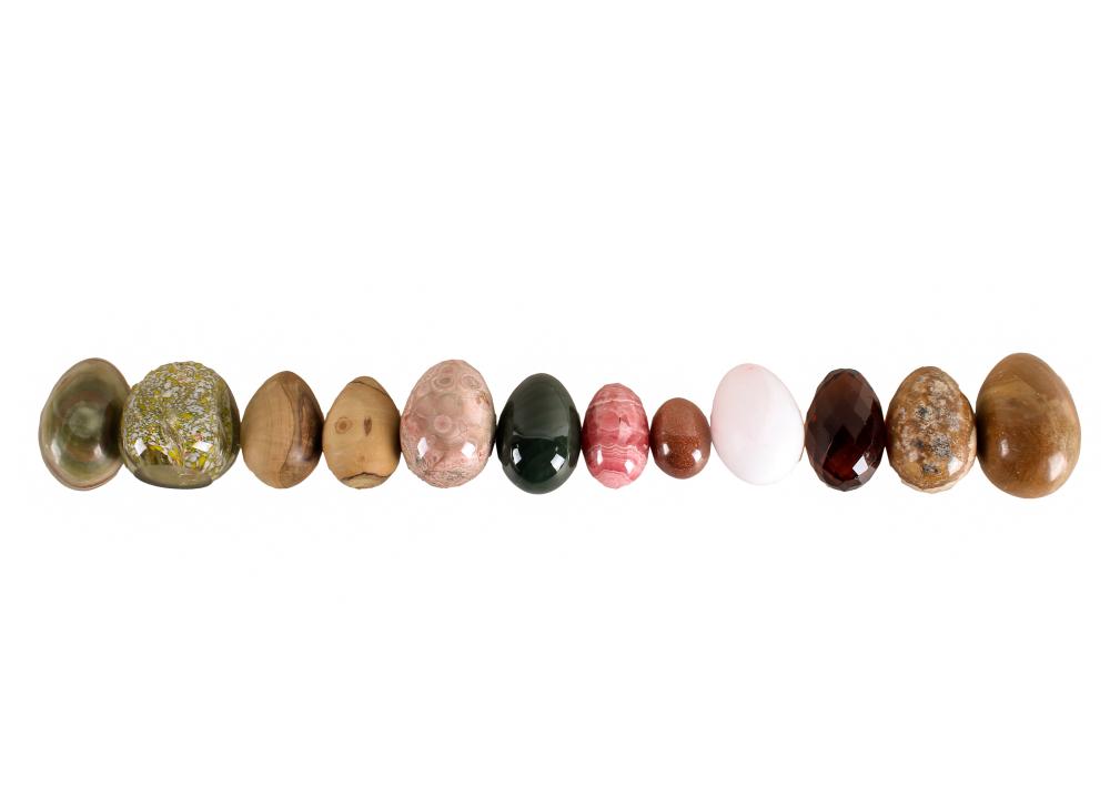 GROUP OF TWELVE STONE EGGSvarious