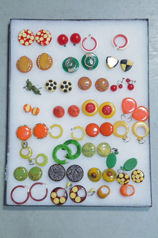 GROUP OF VINTAGE JEWELRY.