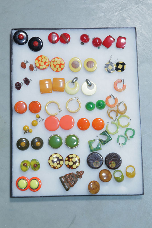 GROUP OF VINTAGE JEWELRY.