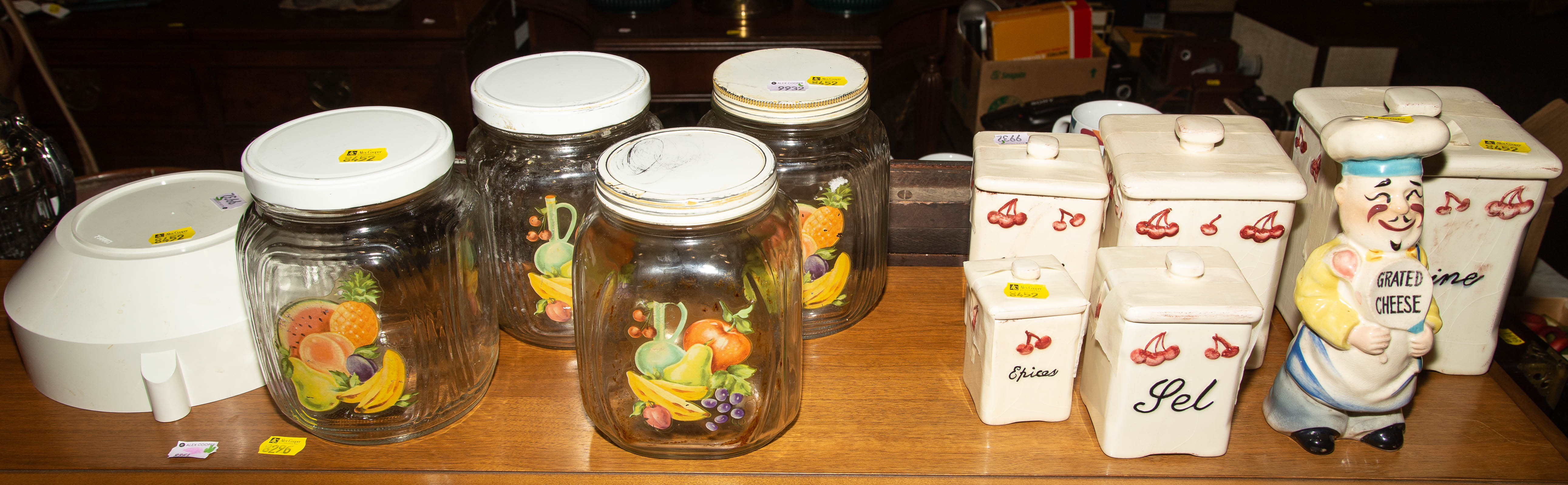 GROUP OF VINTAGE KITCHEN ARTICLES