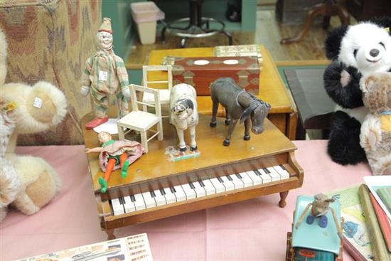 GROUP OF WOODEN SCHOENHUT FIGURES