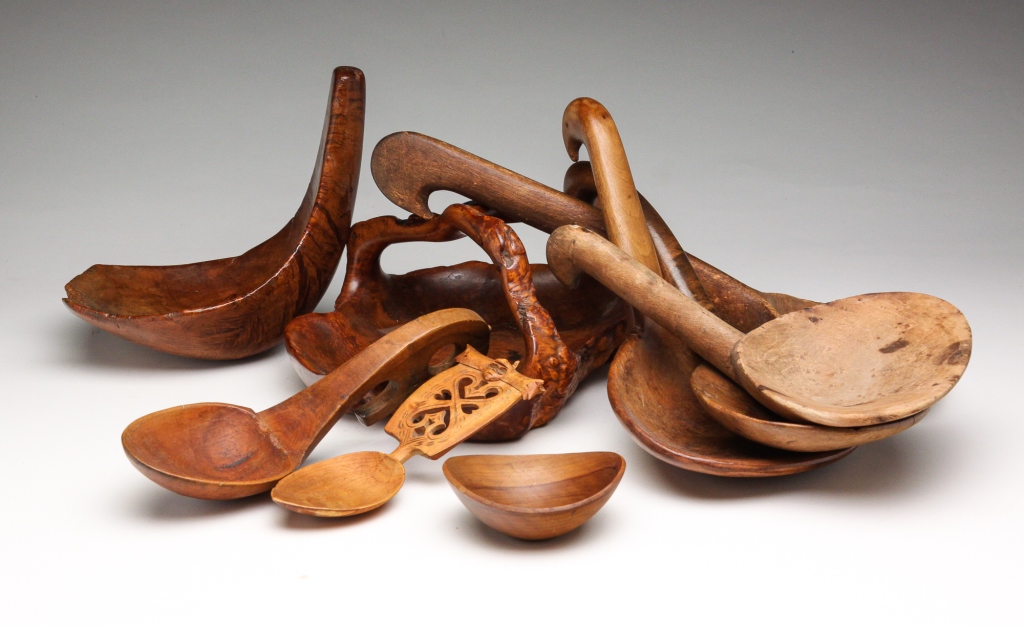 GROUP OF WOODENWARE INCLUDING