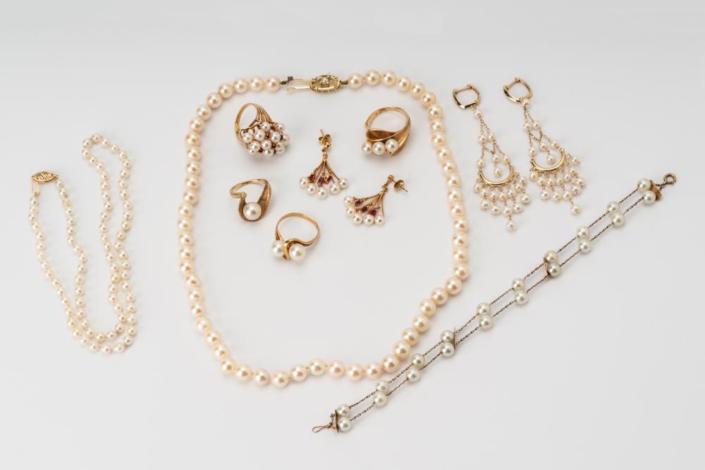 GROUP OF YELLOW GOLD, CULTURED