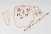 GROUP OF YELLOW GOLD, CULTURED