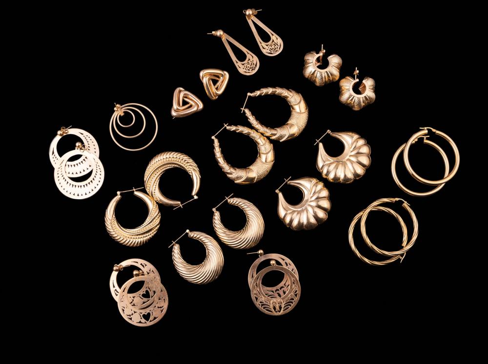 GROUP OF YELLOW GOLD LARGE