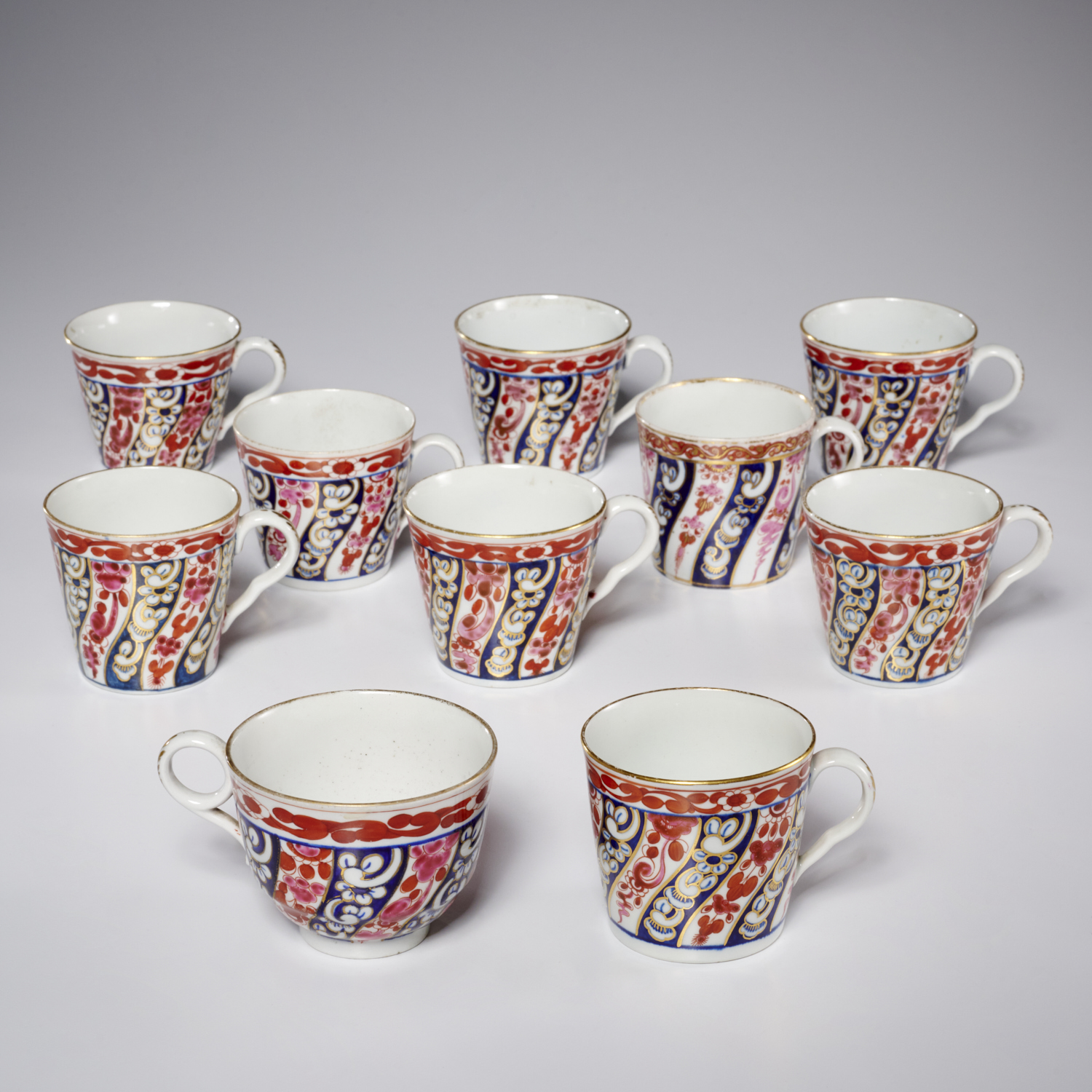 GROUP ROYAL WORCESTER 'QUEEN
